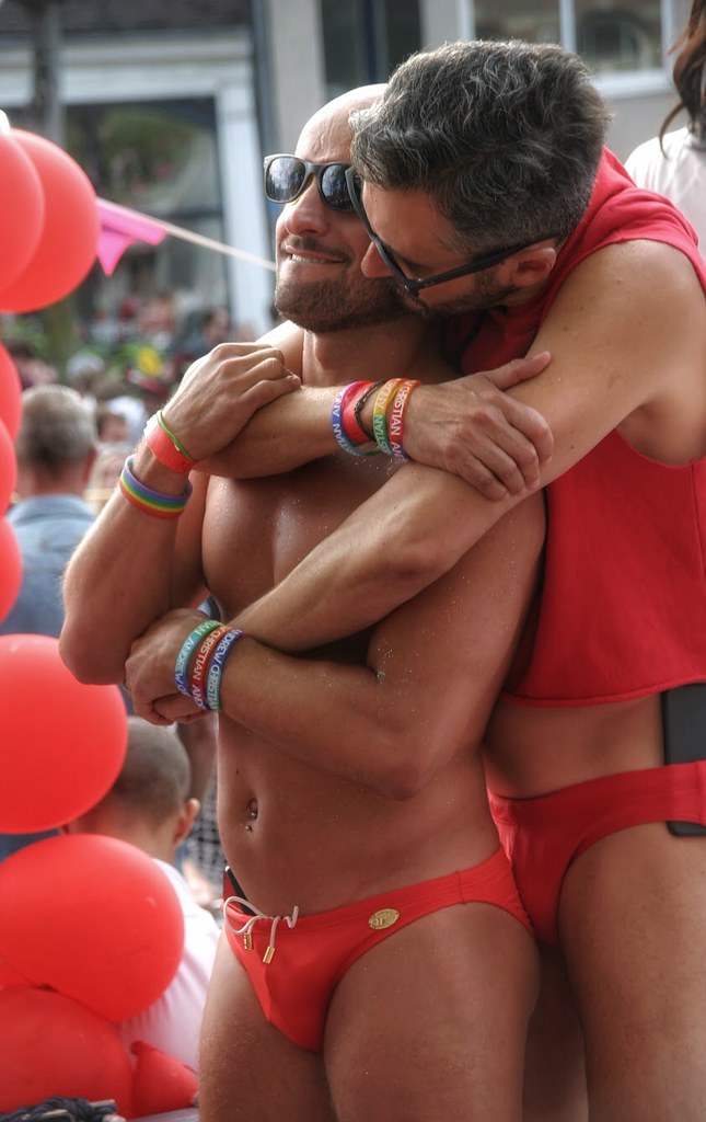 Deux hommes s'embrassant à Canal Parade à Amsterdam.