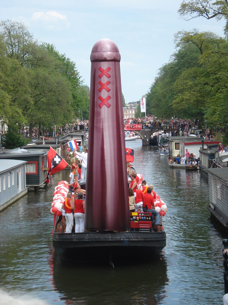Un groupe de personnes sur un bateau participant à la Canal Parade d'Amsterdam.