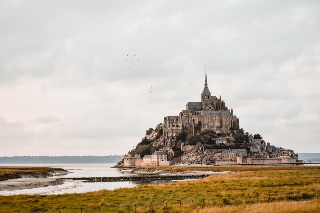 Mont Saint Michel, France - un guide gay-friendly pour explorer la Bretagne.