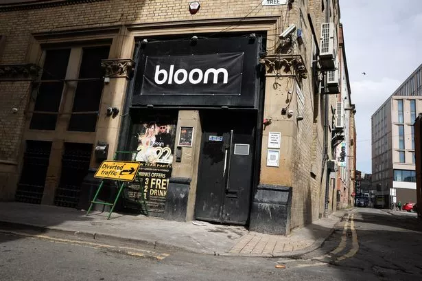 Un bâtiment avec un panneau indiquant « bloom » à Manchester.