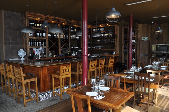 Un restaurant rustique avec tables et chaises en bois.