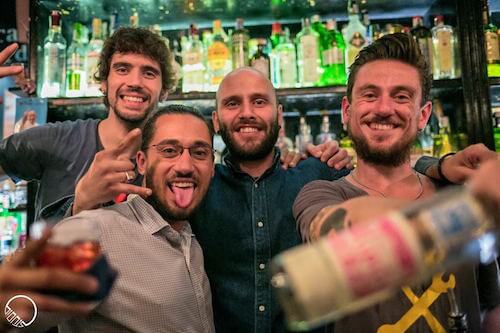 Un groupe d'hommes homosexuels posant pour une photo dans un bar lors d'un voyage guidé à Rome.