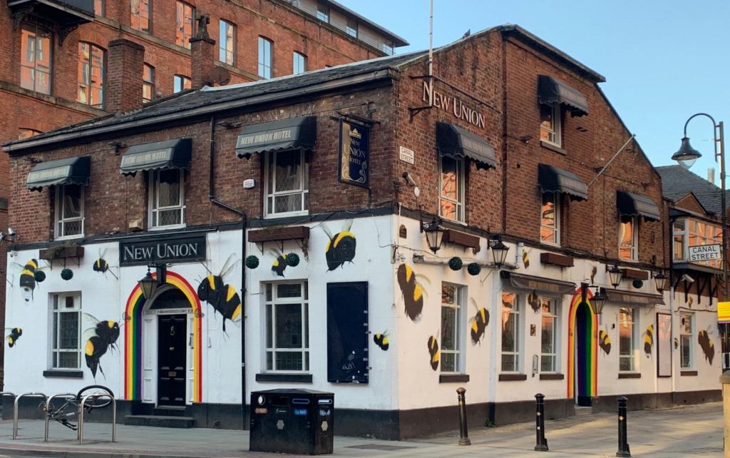 Un bâtiment coloré mettant en valeur l'arc-en-ciel dans un Manchester gay-friendly.