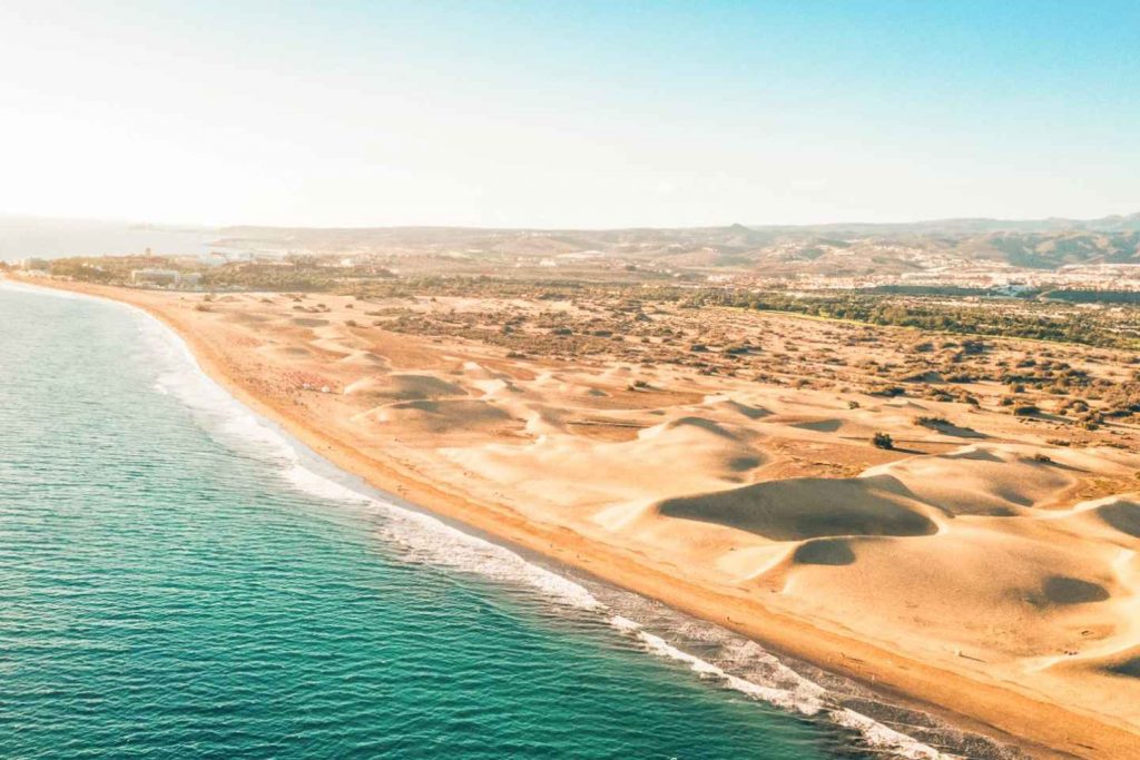 Les meilleures plages gay en Espagne avec des dunes de sable.