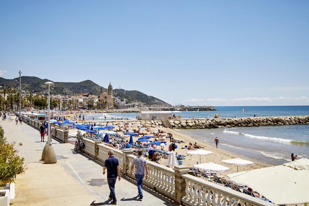 Des personnes LGBTQ+ se promènent le long des plages gays en Espagne.