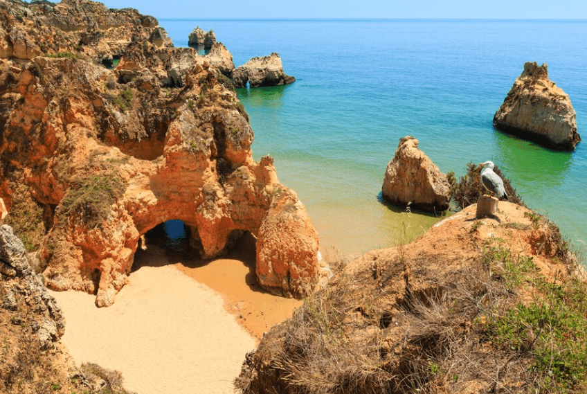 Falaises et grottes sur une plage gay-friendly au Portugal.