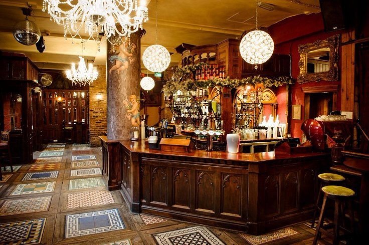 Un bar richement décoré à Manchester.