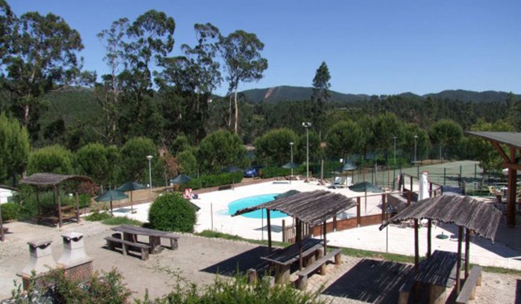 Une vue aérienne d'une piscine et de courts de tennis dans les campings Meilleurs en Europe.