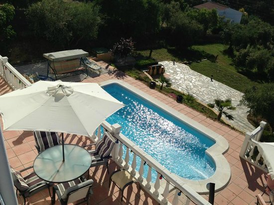 Une vue aérienne d'une piscine et d'un patio dans l'un des meilleurs terrains de camping gay d'Europe.