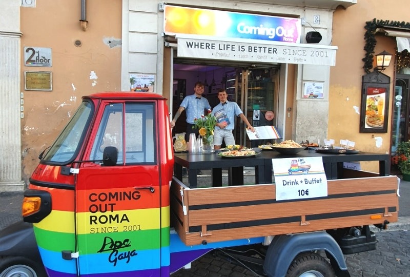 Un tuk tuk garé devant un restaurant à Rome.