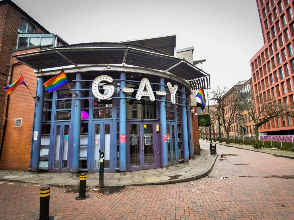 Un bar gay à Manchester avec des drapeaux arc-en-ciel.
