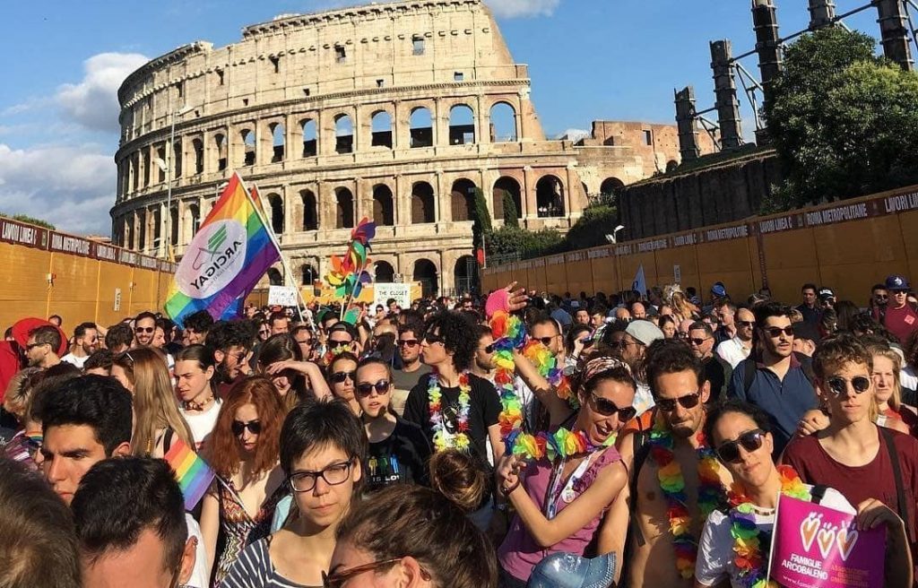 Un groupe de personnes debout devant le Colisée gay-friendly de Rome.