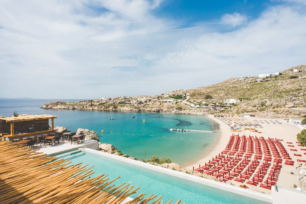 Une vue sur une plage avec piscine et transats dans l'un des meilleurs campings gay d'Europe.