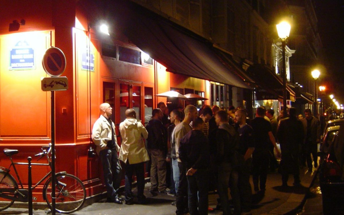 Un groupe d'homosexuels découvre un restaurant parisien du Marais.