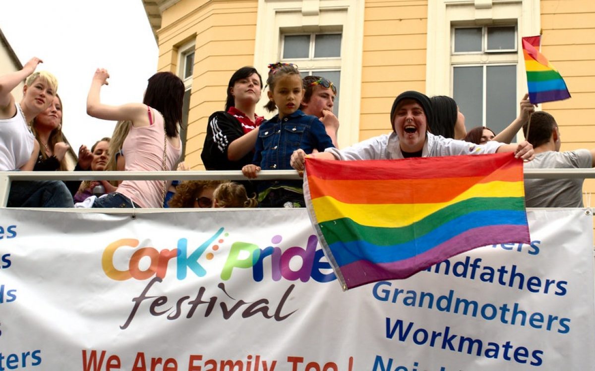 Une scène gay à Cork célébrant la vie nocturne, la culture et les événements pendant le Cork Pride Festival.