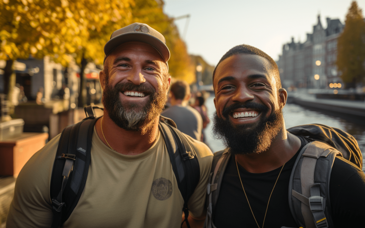 Deux guides gays profitant de l'automne devant un canal à Amsterdam.