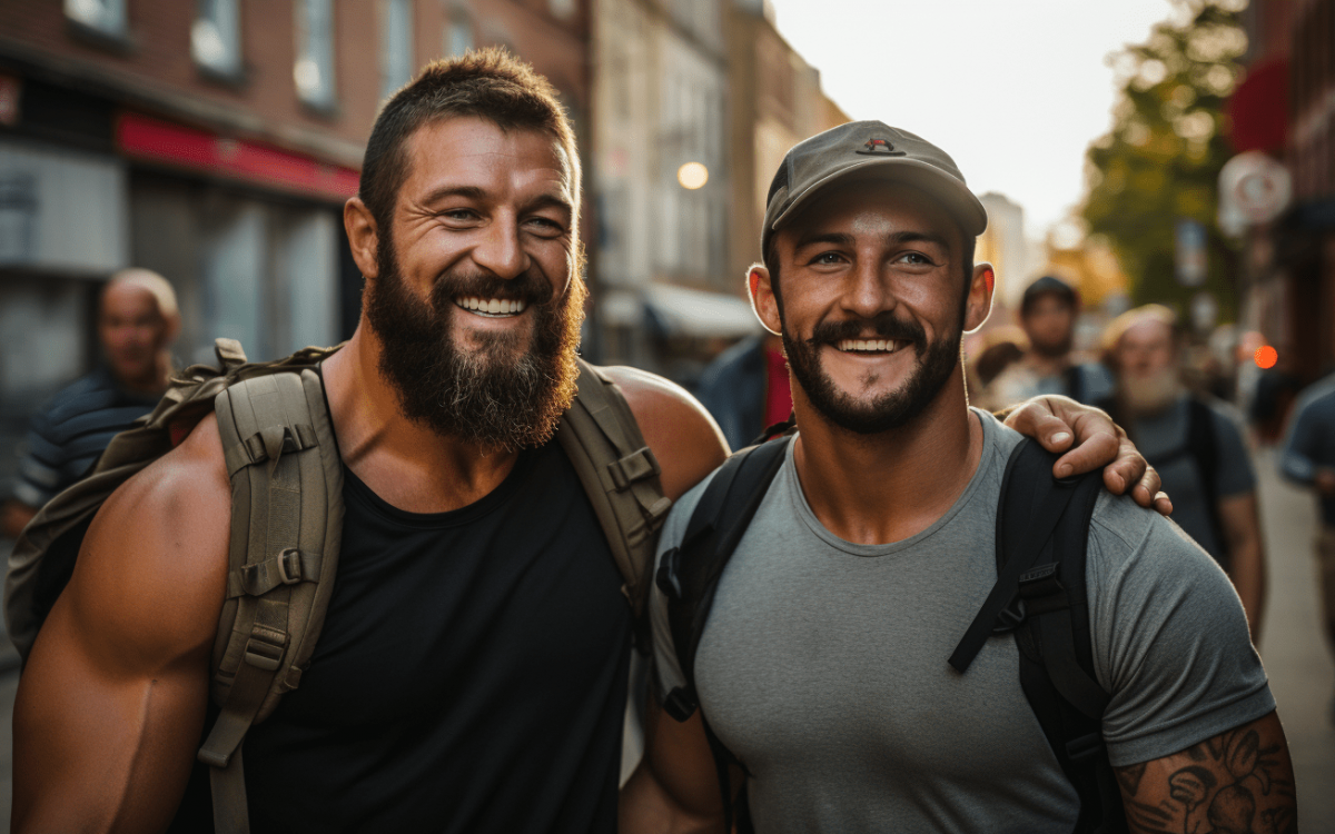 Deux hommes gais barbus souriant dans une rue de Québec en automne.
