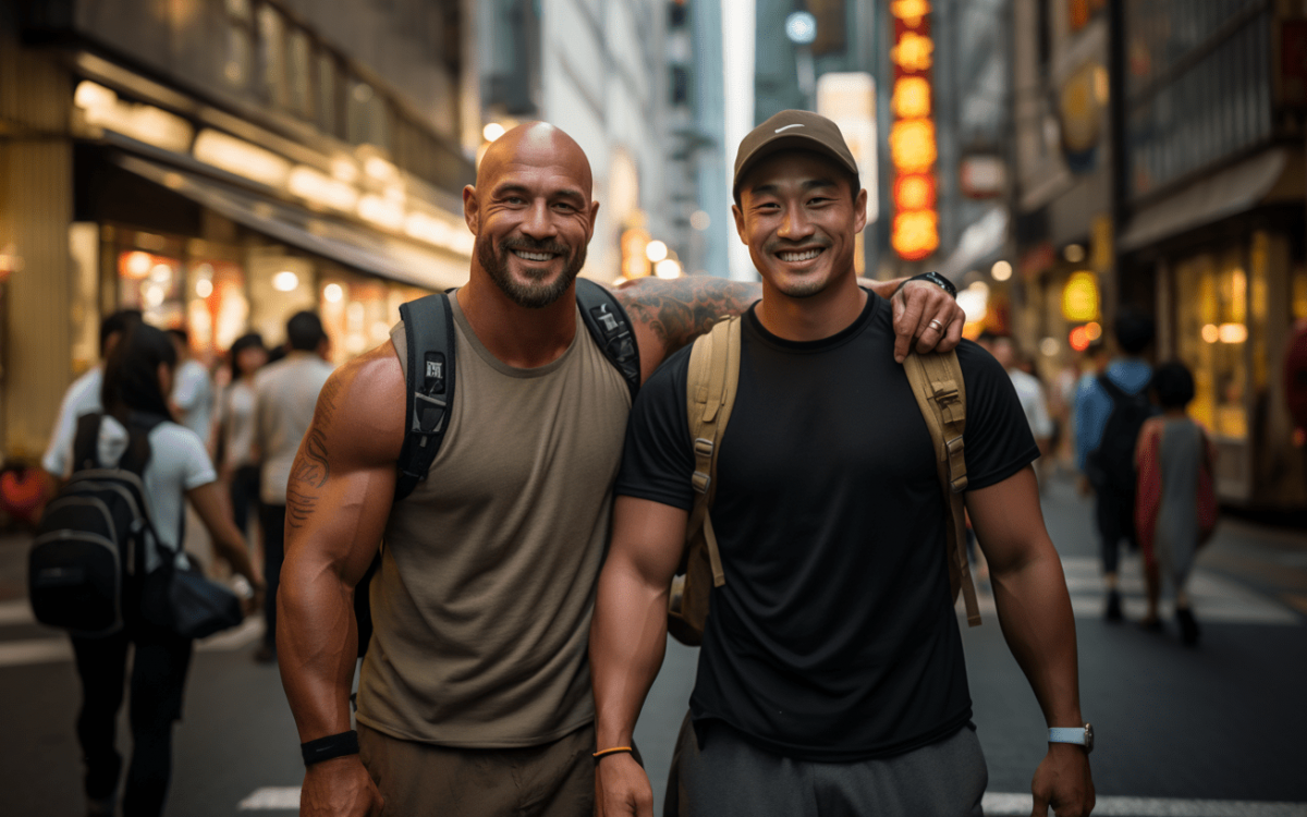 Deux hommes debout dans une rue de Tokyo.