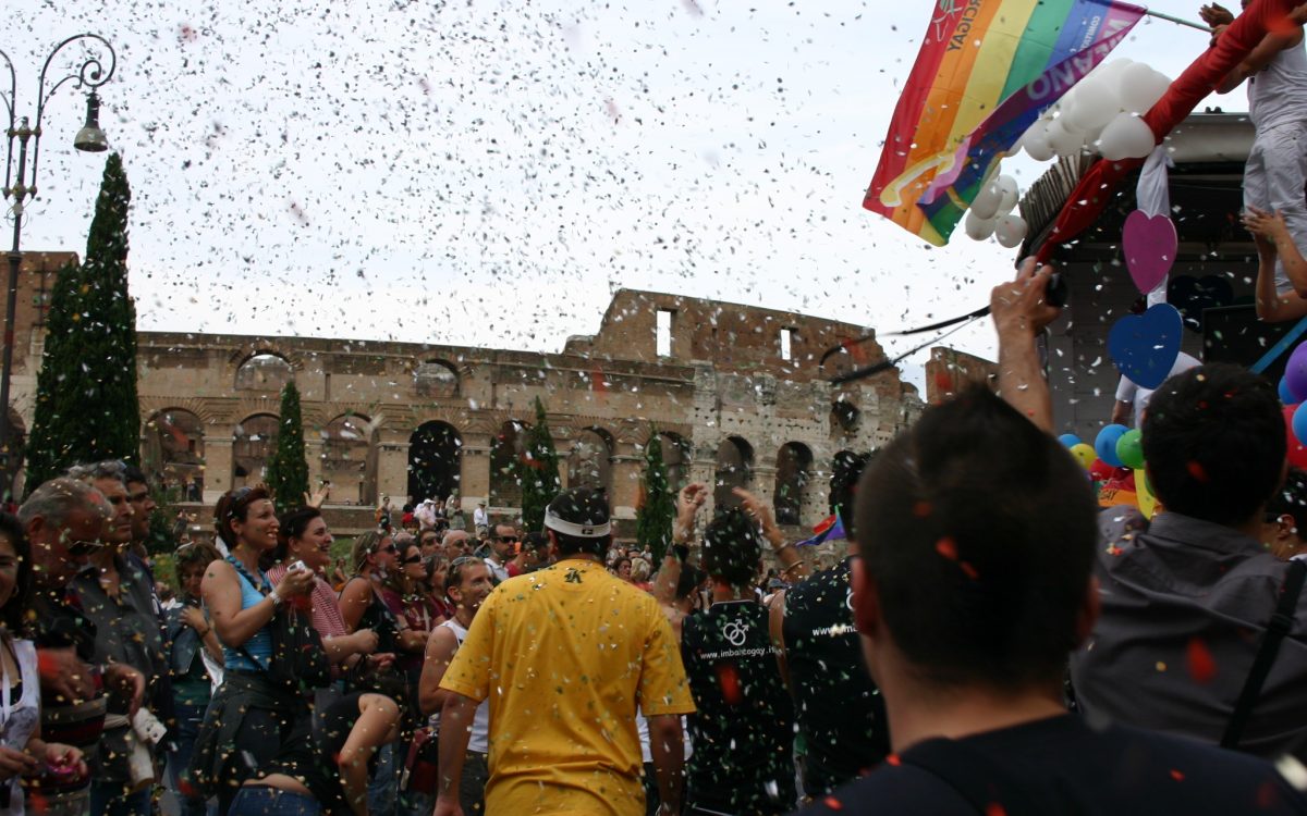 Des confettis tombant du ciel lors d'un événement culturel gay à Rome.