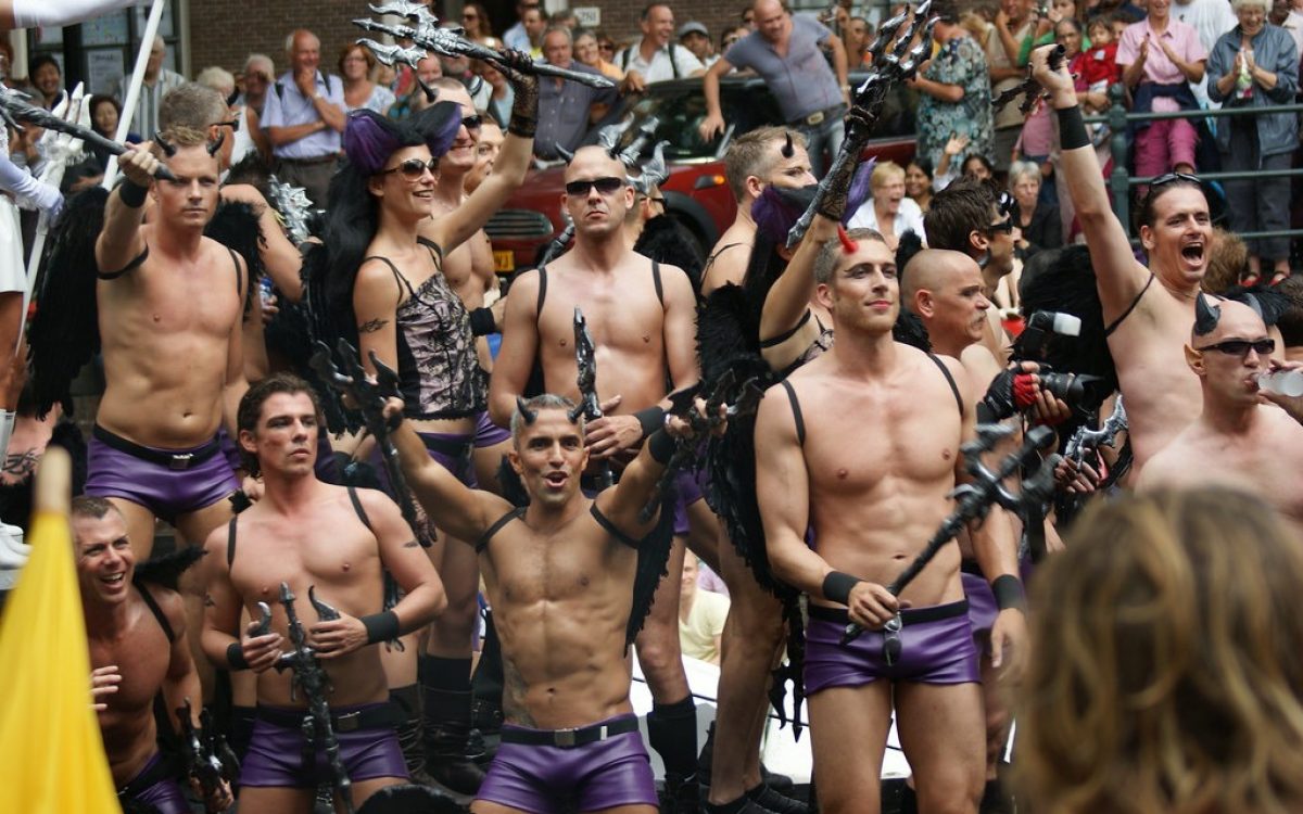 Un groupe d'hommes en sous-vêtements violets dans un club gay d'Amsterdam.