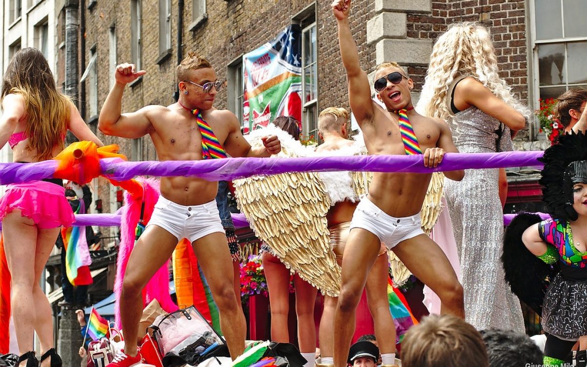 Un char dans un défilé mettant en vedette la convivialité LGBTQ+ de Dublin, mettant en vedette des hommes en sous-vêtements.