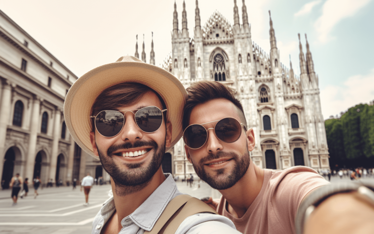 Deux hommes prenant un selfie devant une cathédrale dans le Guide de voyage gay à Milan.